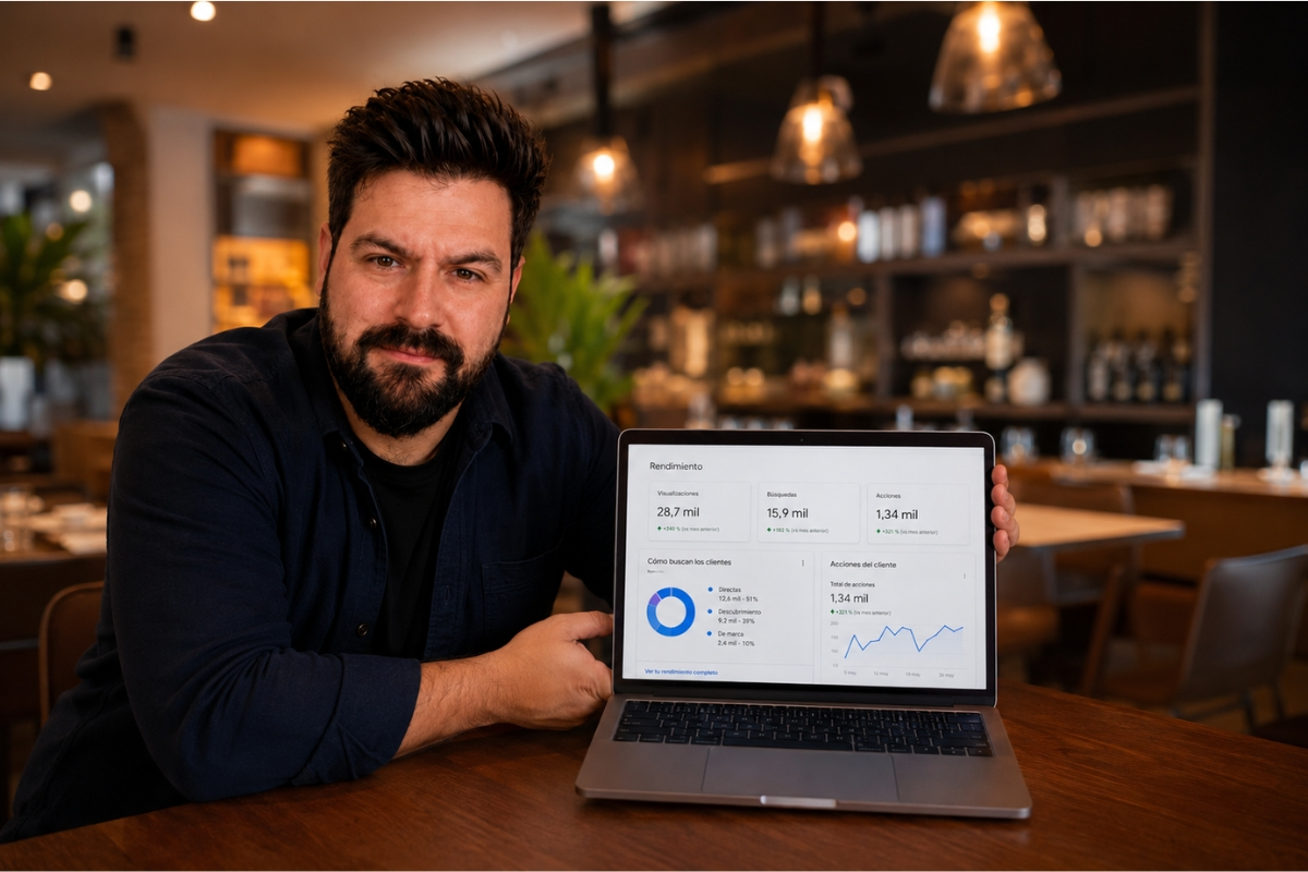 Marketing para restaurantes Madrid - Samuel Daza analizando métricas de Google Business Profile